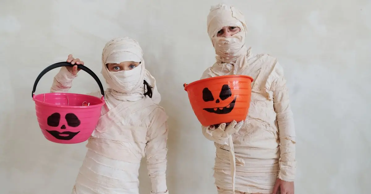 Cómo hacer un disfraz de Halloween creativo con materiales reciclados