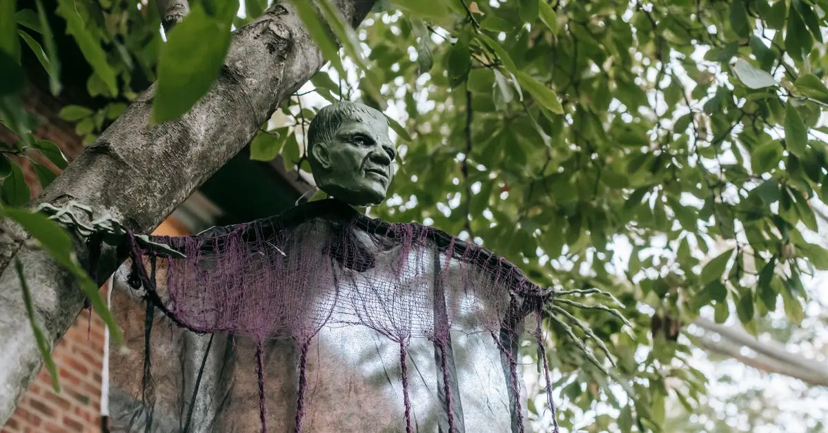 Cómo hacer un disfraz de Halloween con materiales reciclados