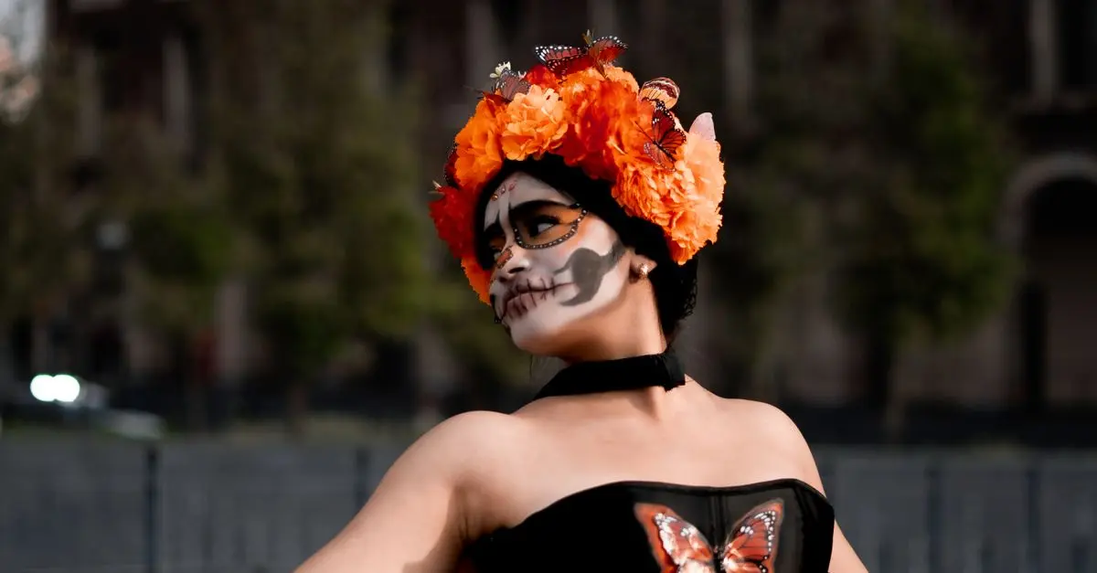 Cómo hacer un disfraz de Halloween con materiales reciclados