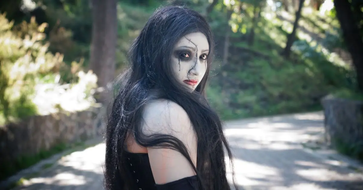 Cómo hacer un disfraz de muñeca diabólica impactante
