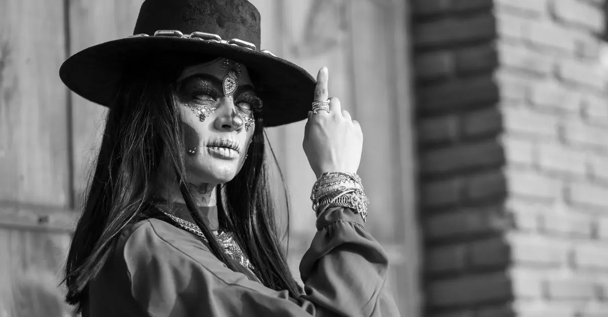 Cómo hacer un disfraz de bruja original y espeluznante