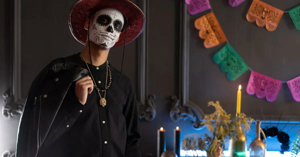Cómo hacer un disfraz de Halloween con materiales reciclados