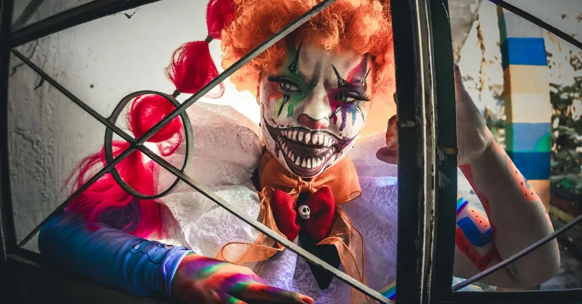 Cómo hacer un disfraz de payaso espeluznante en casa